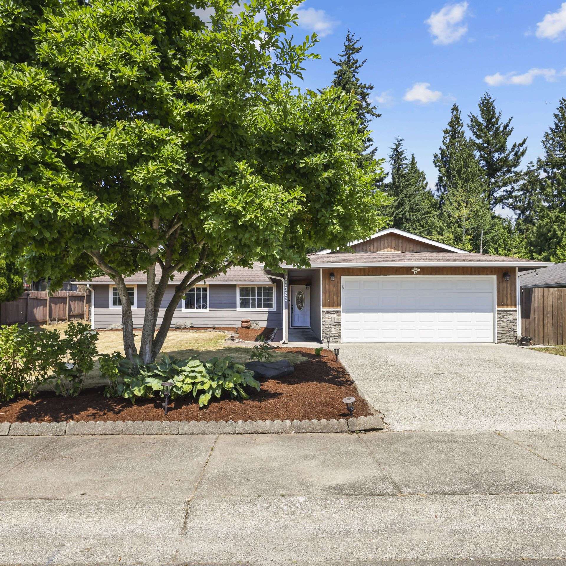 Great Single Family Home in Desirable Everett Neighborhood!